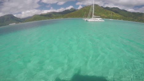 Primera-Vista-De-Un-Hombre-Haciendo-Un-Salto-Frontal-Desde-Un-Barco.-Polinesia-Francesa,-Día-Soleado